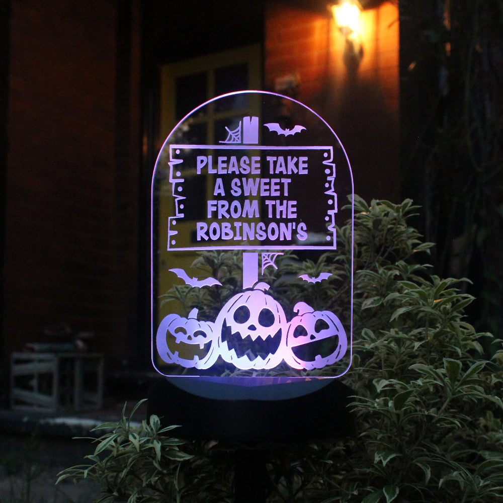 Halloween-themed decorative sign with pumpkins and text, iideal for trick or treaters